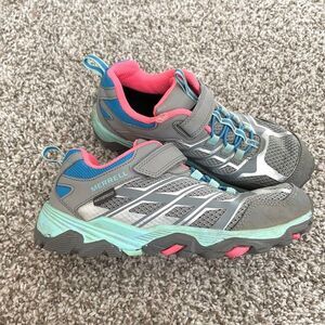 Size 2.5 / Girls Merrell Sneakers